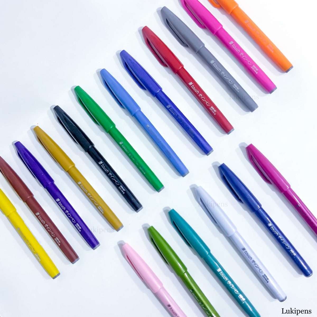 Estuche con 18 plumones de colores profesionales fan feng de punta fina y  facil agarre / 1010-18
